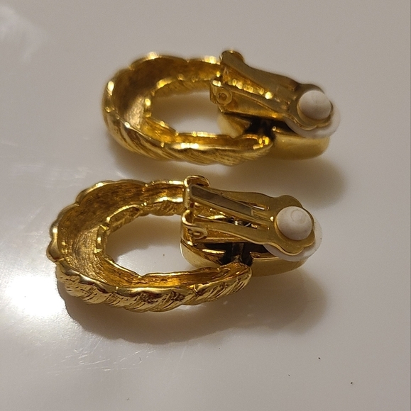 Vintage Gold Tone Clip on Earrings - Picture 8 of 11